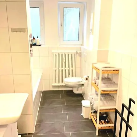 Διαμέρισμα 2#netflix &wlan &kingsize Bett & Kaffee Maschine & Zentral & 500m Innenhafen & 2 Min U Bahn *